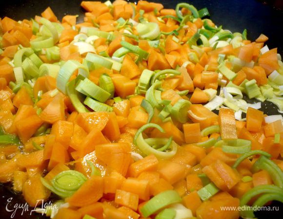 Отвариваем картофель в мундире. Очищаем от кожуры. Яблоки очищаем от кожуры и семян, режем на достаточно тонкие дольки и поливаем соком половинки лимона. Лук-порей режем полукольцами, морковь чистим и режем мелким кубиком. Обжариваем на оливковом масле морковь и лук-порей. 