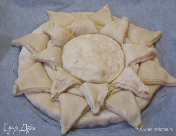 Тесто, оставшееся после обрезания кругов, скатать в шарик и выложить в пустую середину.