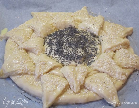 Смазать слегка взбитым желтком, посыпать кунжутом и маком.