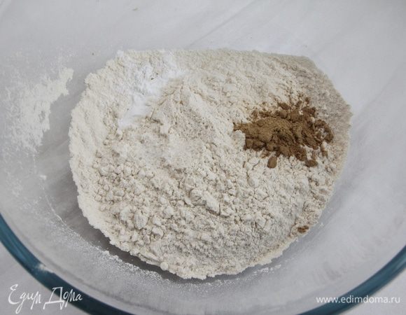 В оригинальном рецепте основа состояла из имбирного печенья и сливочного масла. Я решила приготовить имбирный корж немного иначе. Муку просеять, добавить разрыхлитель, порошок имбиря.