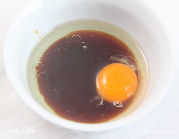 Соединить яйцо, патоку (или мёд) и масло.