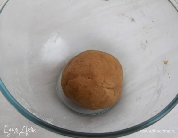 Замесить тесто из сухих и влажных ингредиентов. Оставить отдыхать в холодильнике на несколько часов (я оставляла на ночь).