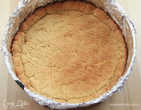 Выпекать при 180*С примерно 8 минут. Пока корж остывает, приготовить сырную часть и карамель.