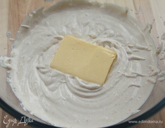 Добавить максимально размягченное сливочное масло (можно даже растопить), взбить.
