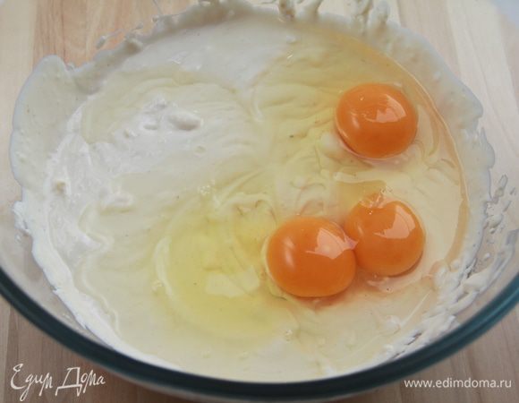 Добавить яйца, продолжая взбивать.