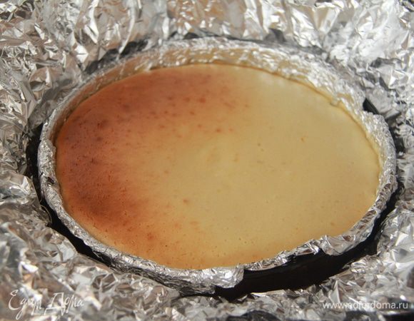 Выпекать при 160*С 50 минут. Остудить в открытой духовке, затем переставить в холод (я убирала на балкон, у нас пока зима, -2*С). Через 3 часа чизкейк хорошо охладился.