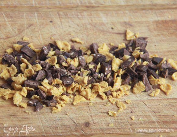 Порубить крупно шоколад, хлопья немного измельчить руками. 