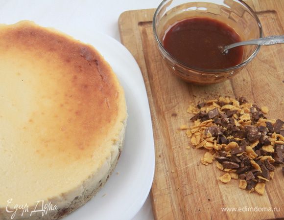 Чизкейк освободить от фольги. Итак, всё готово: чизкейк, карамель и украшение. Можно завершать...