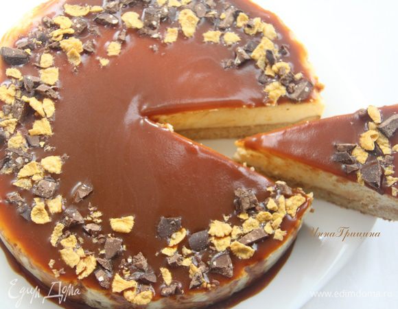 Покрыть карамелью, украсить шоколадной крошкой и кукурузными хлопьями. В идеале дать чизкейку постоять в холодильнике несколько часов. Теперь можно дегустировать!