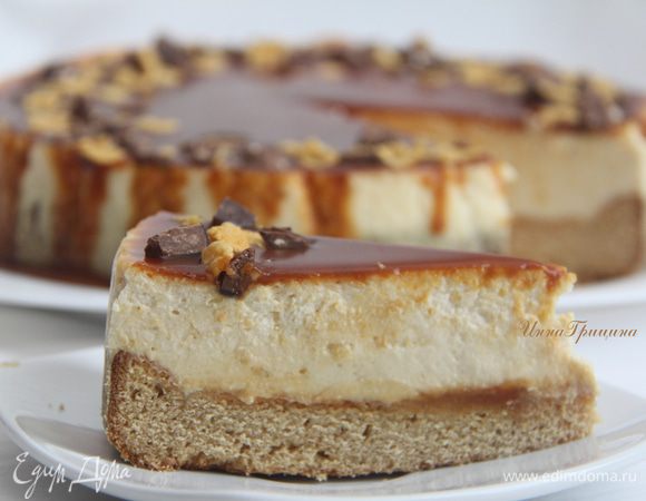 Сливочно-сырный мусс на имбирном пряничном корже с глазурью из солёной карамели... Хрустящие кукурузные хлопья как завершение гармоничного сочетания. Ирина, мне кажется, это в твоём вкусе! Приятного чаепития)))