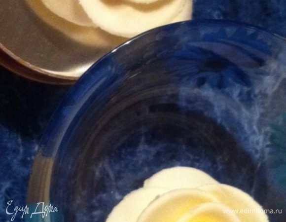 Решила я попробовать первый раз в жизни сделать розы из маршмеллоу.
В интернете много есть информации как это сделать, поэтому не буду повторяться.