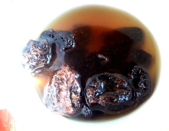 Вначале замочить чернослив в горячей воде, перед этим промыть.