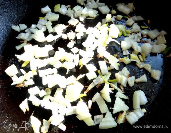 Луковицу нарежем и обжарим на масле.