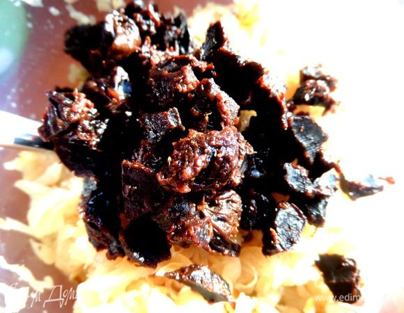 Чернослив отжимаем, измельчаем и тоже добавим к капусте.