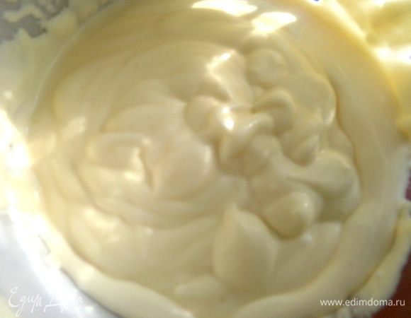 Приступим к тесту. Оно волшебно быстрое и не требует расстойки. А еще я никогда не соблюдаю строго пропорции «майонез+сметана». Вот на этот раз осталось 80 г сметаны и соответственно добавила 120 г майонеза, а можно наоборот!