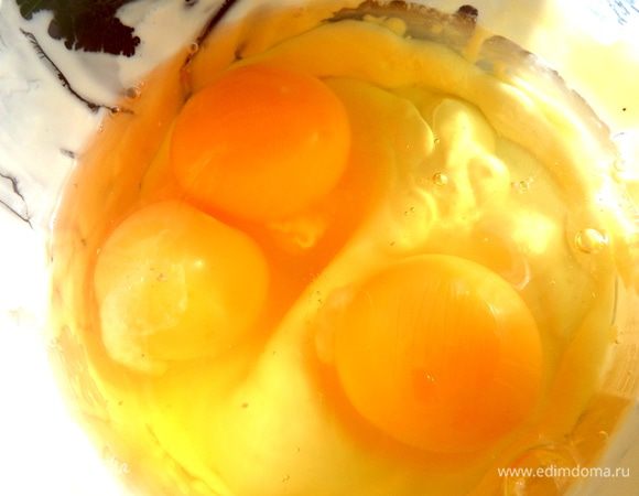 Добавим яйца.