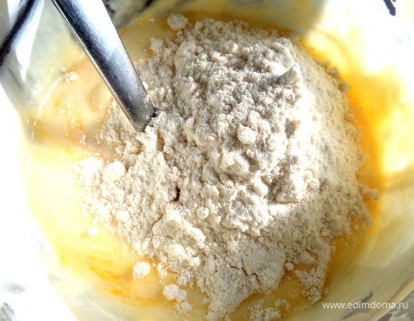 Всыпаем не всю муку с разрыхлителем вместе.