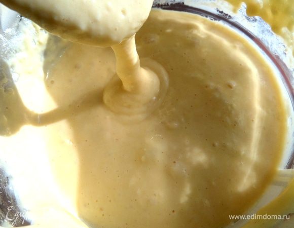 Тесто должно стекать лениво с ложки толстой струйкой, но можно и чуть гуще.
