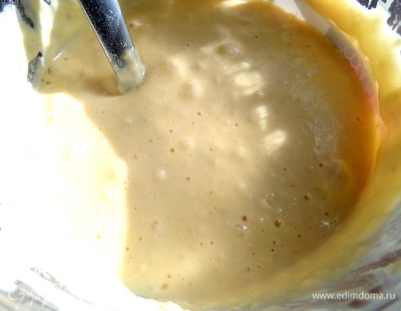 Вот тут видно, как тесто моментально начинает работать, «дышать». Кстати, соль не требуется, ее достаточно в майонезе!