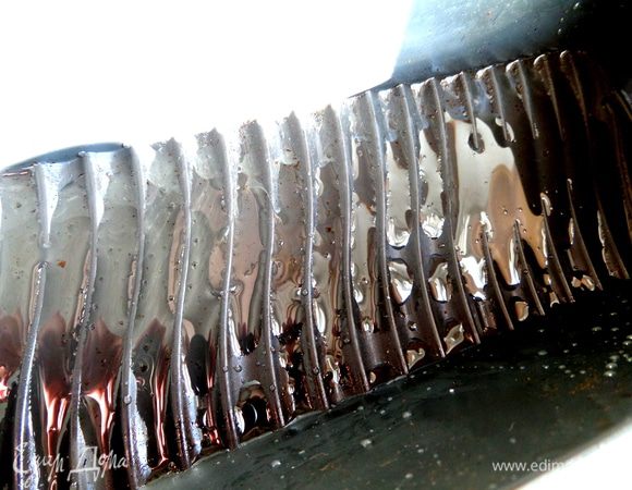 Все, можно собирать пирог! Форму «кирпичик» (10,5 см на 23 см) смазать хорошенько растительным маслом.