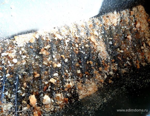 Присыпать сухарями.