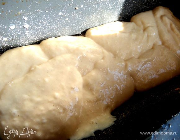 Выливаем равномерно половину теста.