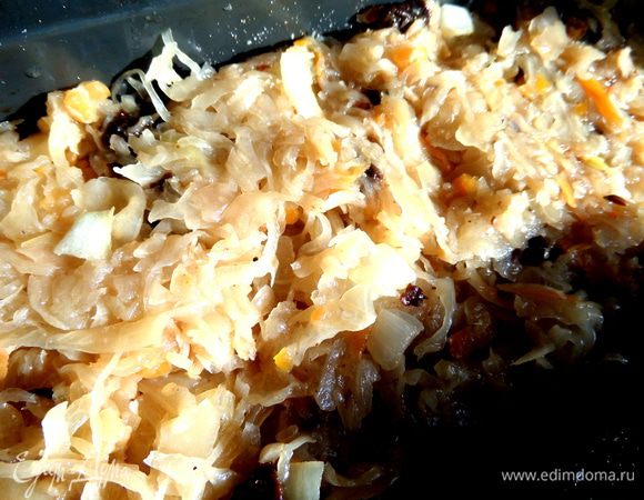 Начинку выложить ложкой. Лучше не прижимать, если хотите добиться ровных слоев в разрезе, как у меня! Начинка сама осядет в духовке.