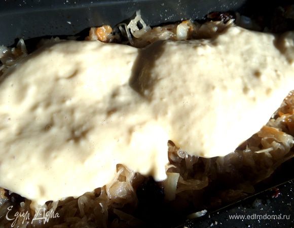 Ложкой заливаем начинку тестом.