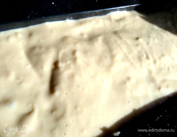 Получился очень высокий, но все-таки 0,5 см до верха осталось для подъема пирога.