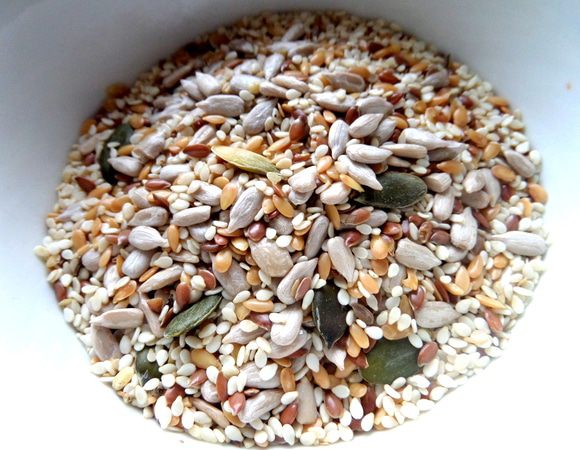 Далее мне захотелось чем то присыпать верх! Купила недавно вот такой микс из семечек: подсолнечник, сезам, лен золотой, лен коричневый, тыквенное семя.