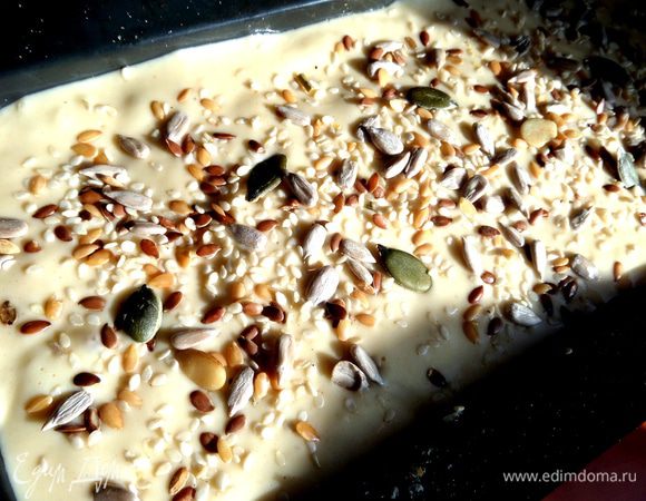 Заранее их не надо обжаривать. Присыпаем верх. Выпекаем при 180°С полчаса.