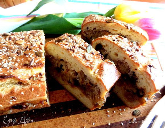 Я не удержалась, стала нарезать большим ножом еще теплый пирог.