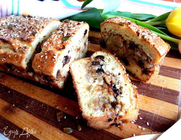 Это просто блаженство для любителей несладких пирогов, особенно теплый, ароматный кусочек за кусочком подходит к чаю, кофе, кефиру, ряженке и даже просто к бульону.