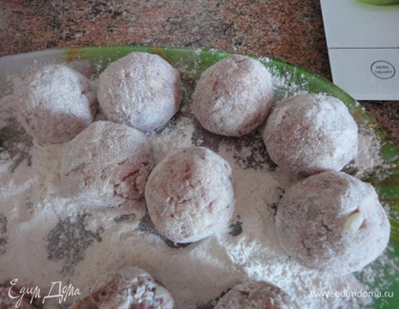 3.	Фарш слегка отбить и разделать на шарики весом 40 – 50 г. Обвалять в муке и обжарить в сильно разогретом масле до золотистой корочки.