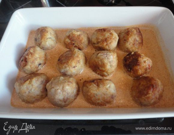 4.	Тефтели уложить в глубокую форму и приготовить томатно-сметанный соус:   сливочное масло растопить в сковороде, добавить муку, тщательно перемешать и добавить томатную пасту. Прожарить 1-2 минуты. Добавить сметану и воду или бульон, посолить, поперчить и дать закипеть.