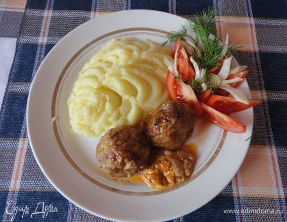 5.	Тефтели залить соусом и готовить в духовке 20 – 25 минут при температуре 220-250 градусов.
6.	Подавать с картофельным пюре.
