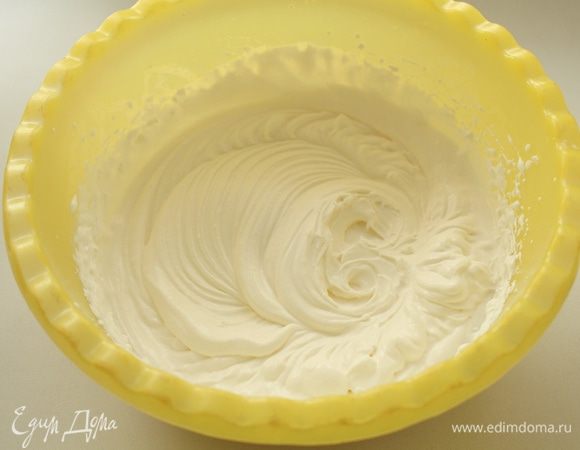 Крем взбить в крепкую пену.