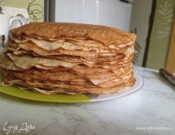 Беру любимую свою миску, туда кладу яйца с сахаром и солью - взбиваем, добавляем туда масло понемножку, молочка полстакана взбиваем как следует.
Муку просеиваем и добавляем к тесту, после как следует разводим молочком!
Я взбиваю миксером, так получаются быстро и то, что нужно).
Тесто должно постоять примерно минут 20 и на раскаленной сковородке мы жарим блинчики).