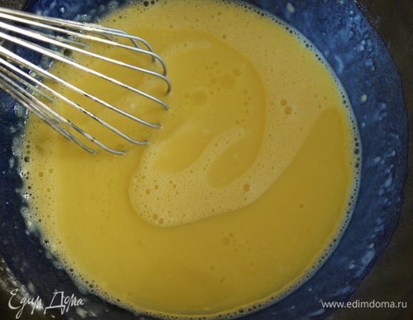 Духовку поставить разогреваться на 180 С. В миске смешать молоко, 75 г сахара, муку, яйца, арахисовое масло (или другое растительное масло без запаха), полчайной ложки корицы и щепотку соли. Вымешать тесто, без комочков и отставить на 10-15 минут. Тесто получается достаточно жидкое, как на оладьи...  