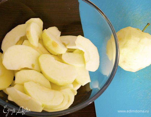 Тем временем яблоки очистить от кожуры, удалить сердцевину  и нарезать тонкими дольками. Положить в миску и сбрызнуть соком лимона.   