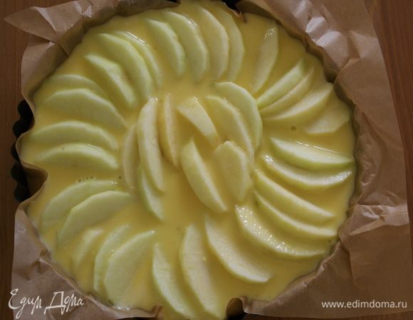 На тесто выложить дольки яблок... Поплотнее и побольше! )))