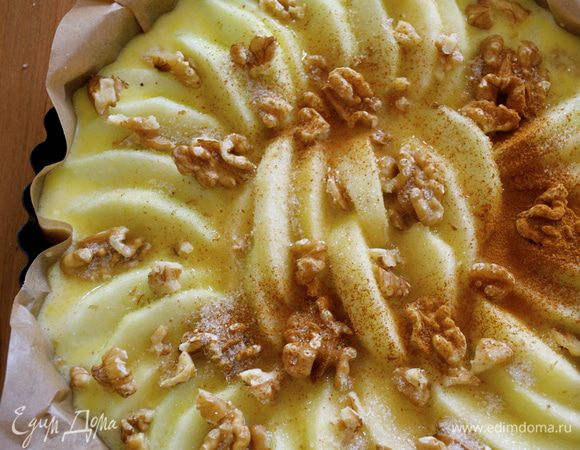 Сверху уложить кусочки сливочного масла (размягченного) и посыпать оставшимся сахаром и корицей. Выложить на яблоки грецкие орехи! Часть орехов поломать руками... остальные можно выложить половинками....  