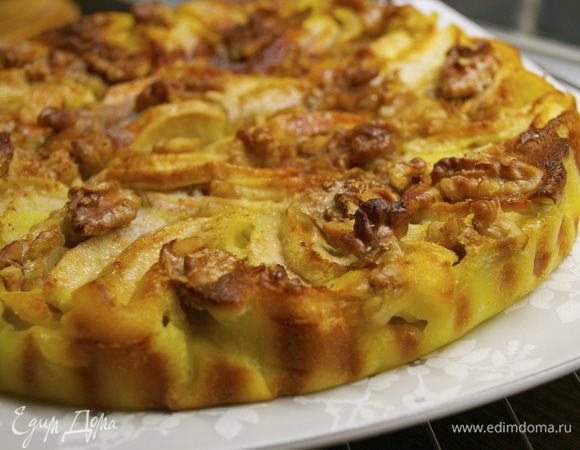 Выпекать пирог в заранее разогретой духовке около 30-40 минут.