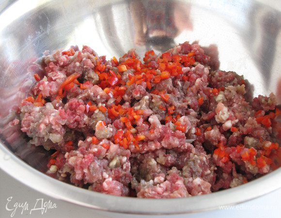 Мясной фарш ( у меня говядина + свинина) посолить, добавить половинку мелкорубленного жгучего перца.