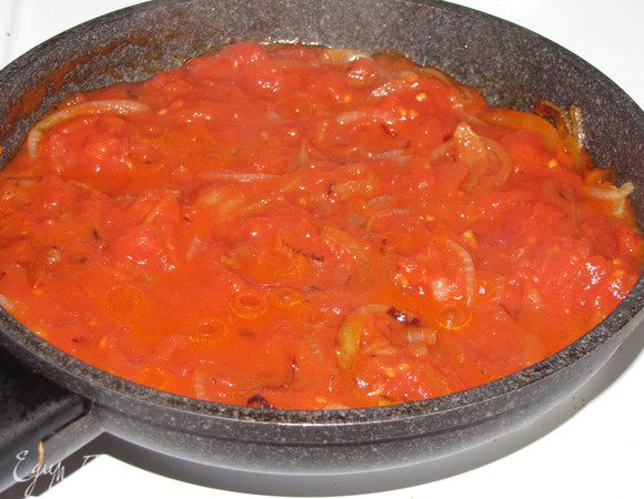 Добавить томаты и готовить на среднем огне, периодически помешивая, 10 минут.