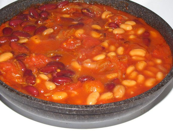 Фасоль отбросить на дуршлаг и промыть. Добавить в соус, слегка посолить и снять с огня.