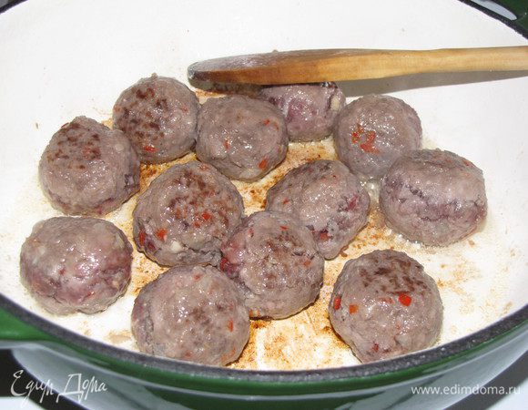Разогреть в большом сотейнике оставшееся масло, обжарить мясные шарики, часто переворачивая, 6 минут.
