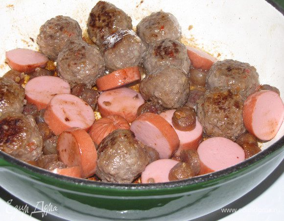 Добавить колбасные изделия и готовить, время от времени помешивая, 5 минут.