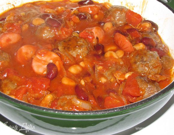 Влить приготовленный с фасолью соус, перемешать и готовить 3-4 минуты.