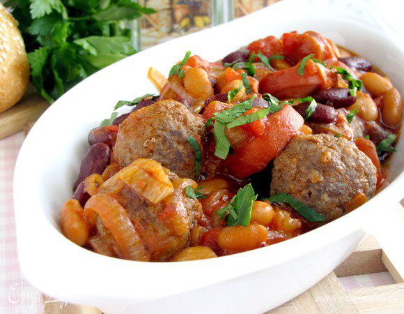 Кинзу вымыть, обсушить и мелко нарезать. Посыпать зеленью готовое рагу. Приятного аппетита!